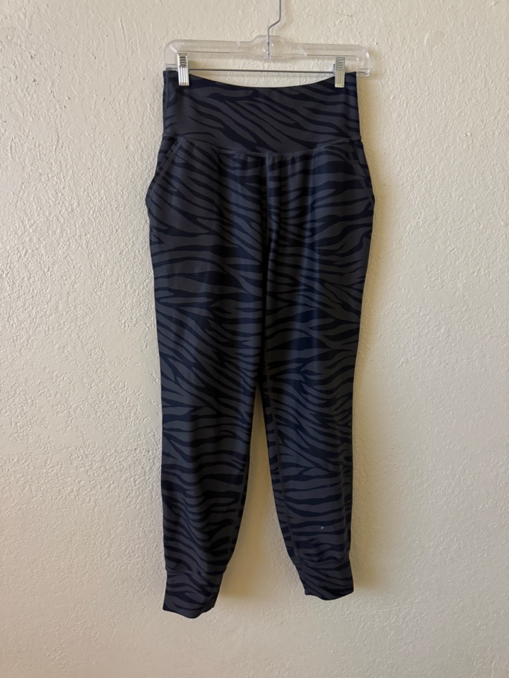 Old Navy Active High-Waist Zebra Print Active Joggers - Black & Charcoal